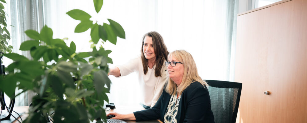 Mitarbeiterinnen der Wengert AG Steuerberatungsgesellschaft arbeiten gemeinsam am Computer im Büro in Singen.