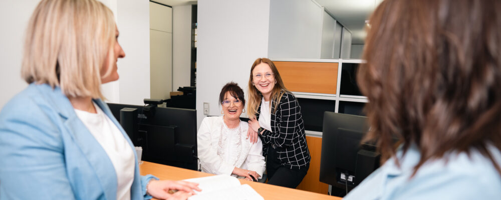 Mitarbeiterinnen der Wengert AG Steuerberatungsgesellschaft arbeiten gemeinsam im Büro der Kanzlei in Singen.