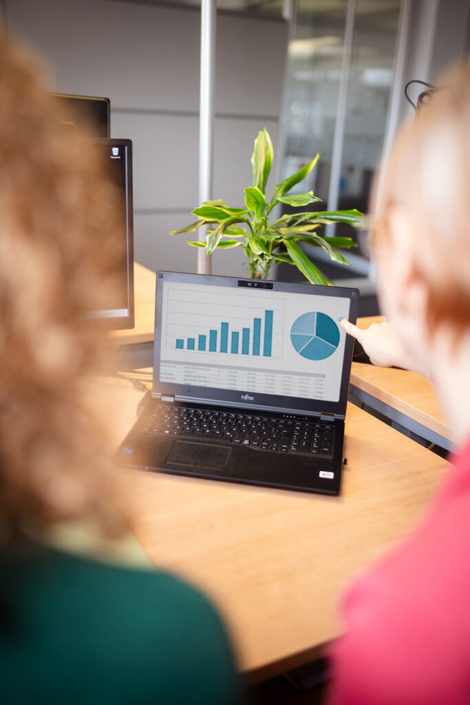 Mitarbeiter der Wengert AG Steuerberatungsgesellschaft analysieren Finanzdaten und Diagramme auf einem Laptop im Büro in Singen.